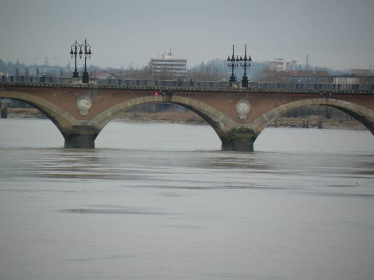  gros plan sur le Pont de pierre